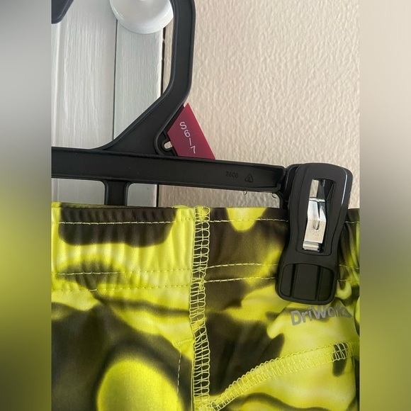 Boys Athletic Shorts 2 pack Size Small 6-7  DriWorks Bright Colored Shorts - Picture 3 of 3